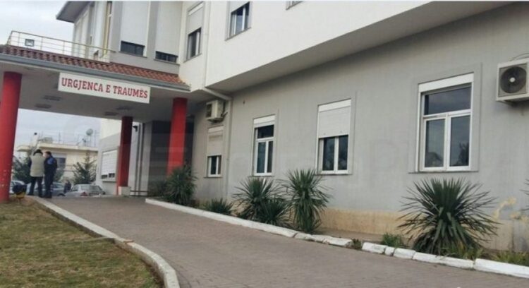 Korçë/ 55-vjeçarja bie nga kati i dytë, dëgohet me urgjencë në Spitalin e Traumës
