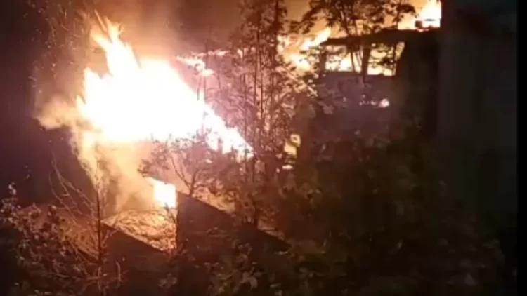 Përfshihet nga flakët një hangar në fshatin Dardhë të Korçës, dyshohet i qëllimshëm