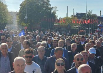 “Qytetnimi asht ma i fortë se krimi”, marshim-protestë në Shkodër pas masakrës me 3 viktima
