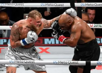 Personazhi i rrjeteve sociale Jake Paul mund legjendën e boksit Mike Tyson