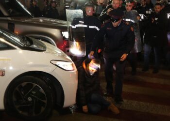 E shoqëruan në komisariat, protestuesja: Na ngritën në ajër