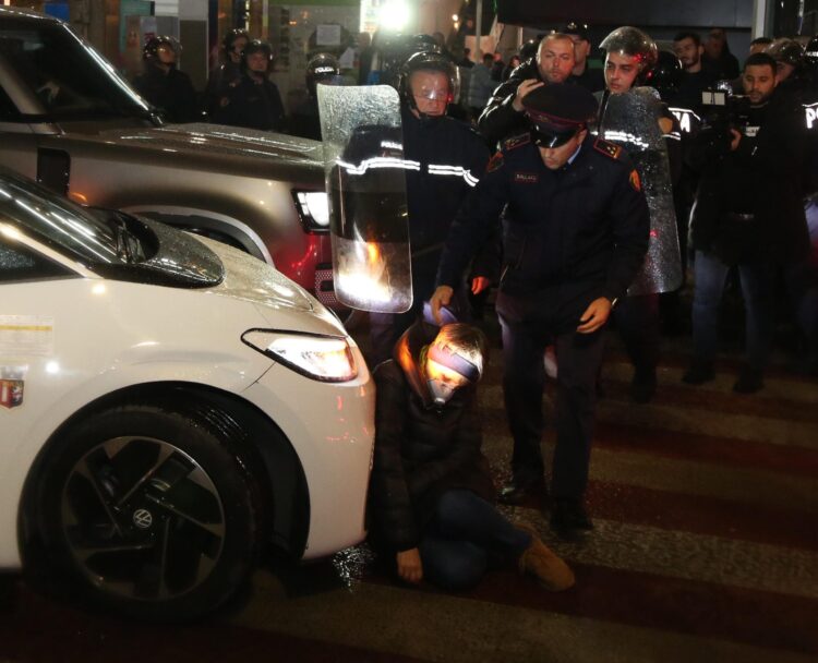 E shoqëruan në komisariat, protestuesja: Na ngritën në ajër