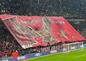 “Shqiponjat janë të uritura”, banderola e veçantë e Tifozëve Kuqezi