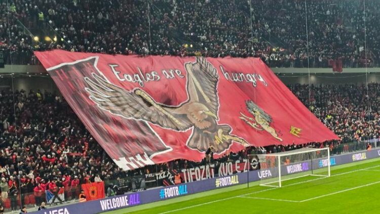 “Shqiponjat janë të uritura”, banderola e veçantë e Tifozëve Kuqezi
