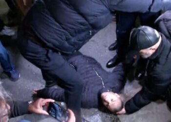 Përplasja fizike me policinë/ Protestuesi humb ndjenjat, transportohet për në spital