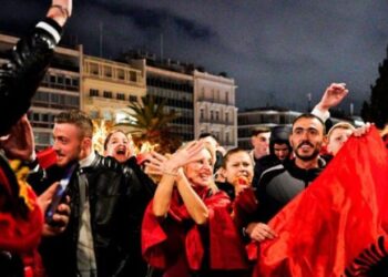 Media greke shkrim racist për shqiptarët që festuan në Athinë, nuk respektojnë as bukën që hanë në Greqi