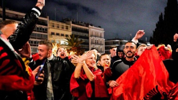 Media greke shkrim racist për shqiptarët që festuan në Athinë, nuk respektojnë as bukën që hanë në Greqi