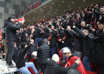 Tifozët Kuqezi e bëjnë “festë” në shkallët e stadiumit