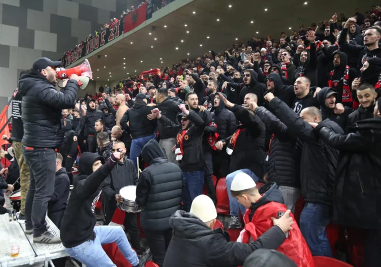 Tifozët Kuqezi e bëjnë “festë” në shkallët e stadiumit