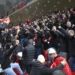 Tifozët Kuqezi e bëjnë “festë” në shkallët e stadiumit