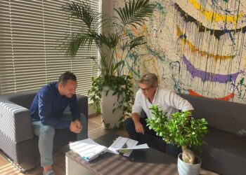 Zbardhet SMS/ Evis Berberi ndan paratë me Benet Becin: 500 mijë € për profesorët e Harvardit, 320 mijë për ne me dy klasë