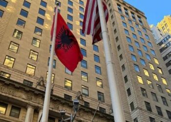 Ceremonia për 112 vjetorin e Pavarësisë, kryebashkiaku Adams ngre flamurin shqiptar në New York