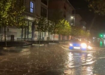 Reshjet/ Shkodra pa energji elektrike, Puka pa spital nga përmbytja, uji del mbi rrugët e Lushnjës