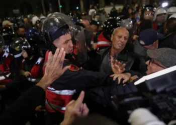 Shtypi ndërkombëtar pasqyron protestën: Kërkohet qeveri teknike, bllokohen rrugët