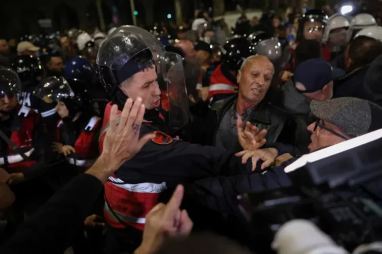 Shtypi ndërkombëtar pasqyron protestën: Kërkohet qeveri teknike, bllokohen rrugët