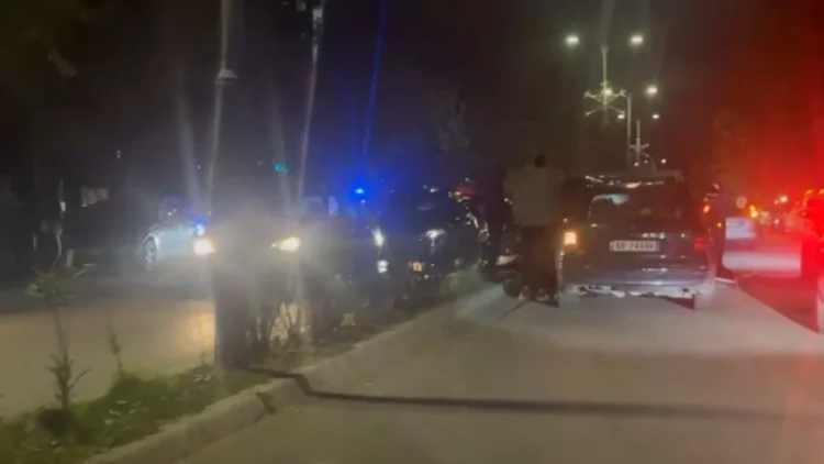 Vetura përplas këmbësorin në qendër të Elbasanit, burri përfundon në spital
