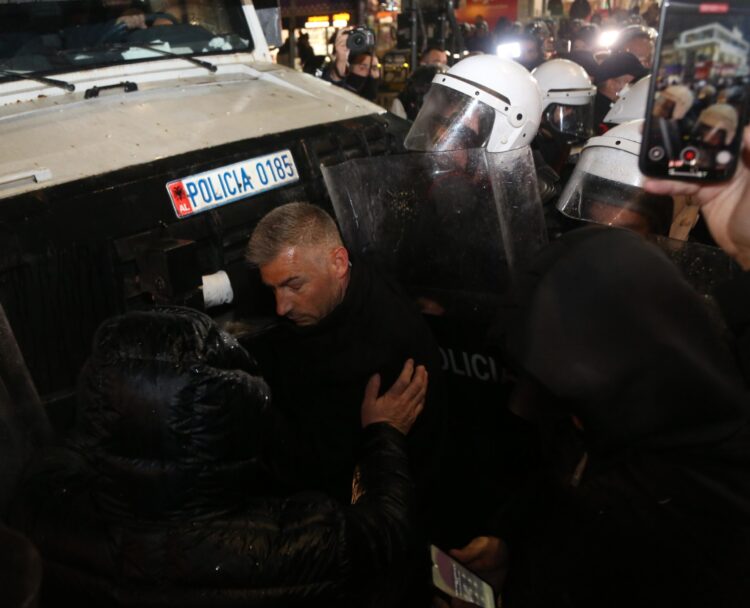 Shkon në 35 numri i të shoqëruarve/ Gjekmarkaj: Po sillen si policia e Adil Çarçanit