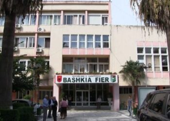 Skandali me godinën e “AVN TV”, punonjësja e Bashkisë Fier kërcënon qytetarin