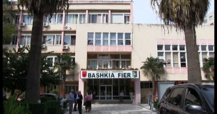 Skandali me godinën e “AVN TV”, punonjësja e Bashkisë Fier kërcënon qytetarin