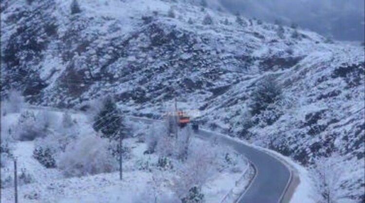 Dëbora zbardh Korçën, në Dardhë trashësia arrin 10 cm