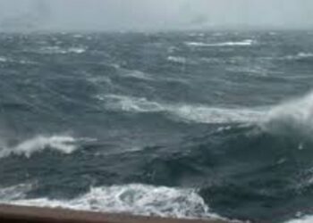 Era e fortë dhe dallgët e mëdha vonojnë me 10 orë nisjen e trageteve drejt Durrës-Bari