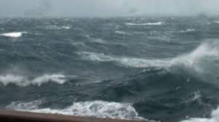 Era e fortë dhe dallgët e mëdha vonojnë me 10 orë nisjen e trageteve drejt Durrës-Bari