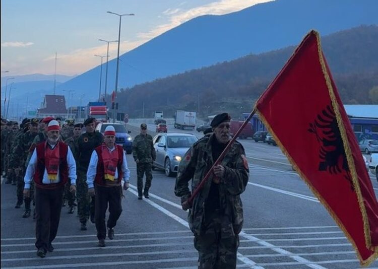 Vëllezërit nga Kosova drejt Shqipërisë, veteranët e UÇK kalojnë me ceremoni ushtarake në Morinë