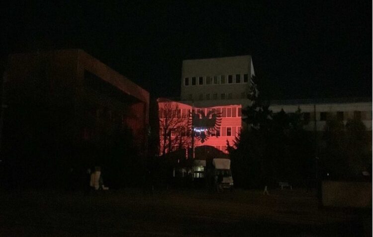 Kuvendi i Kosovës ndriçohet kuqezi