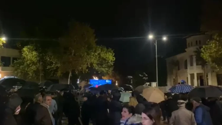 Protesta e PD-së për Buxhetin jashtë Kuvendit, qytetarët mbajnë 1 minutë heshtje për Martinin