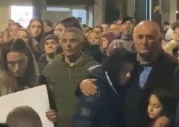 I pranishëm në protestë edhe babai i 14-vjeçarit/ Gjyshi: Do ta ndjek këtë çështje, ashtu siç ra Martini do të bie edhe unë