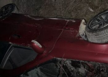 Aksident në rrugën Korçë-Pogradec, makina del nga rruga dhe përmbyset