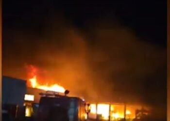 Zjarr i madh në një fabrikë këpucësh në Kurbin, dëme të shumta materiale