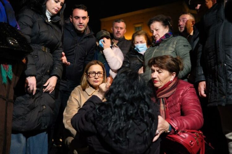 “Policia na goditi”, deputeti Belind Këlliçi: Një grua ra në tokë kur na hodhën ujë me piper