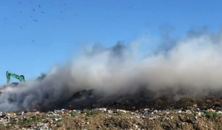 Fusha e mbetjeve në Vlorë nën pushtetin e tymit, disa vatra zjarri aktive