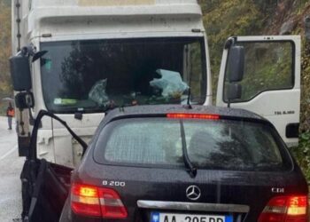 Aksident në Përrenjas-Librazhd, kamioni përplaset me dy makina