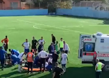 Panik në futbollin shqiptar! Lojtari bie pa ndjenja në fushë, dërgohet në spital