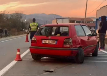 Kamionçina përplas “Golfin” në Korçë, një e plagosur