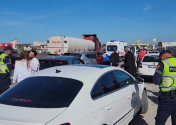 Aksident në Durrës-Tiranë, plagosen dy persona