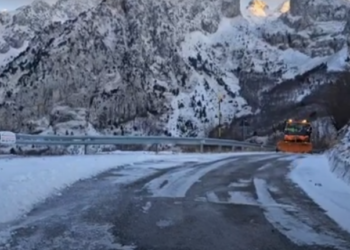 Moti i keq në Qarkun e Shkodrës, probleme në disa akse për shkak të rënieve të gurëve