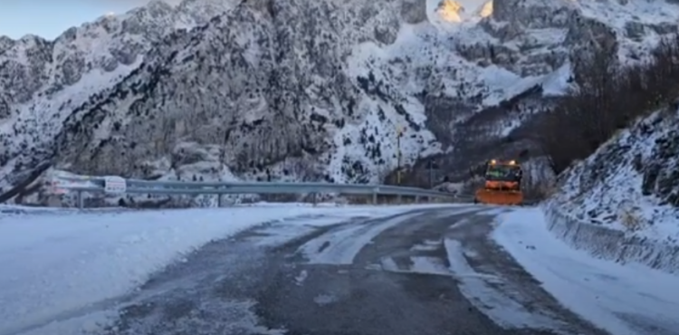 Moti i keq në Qarkun e Shkodrës, probleme në disa akse për shkak të rënieve të gurëve