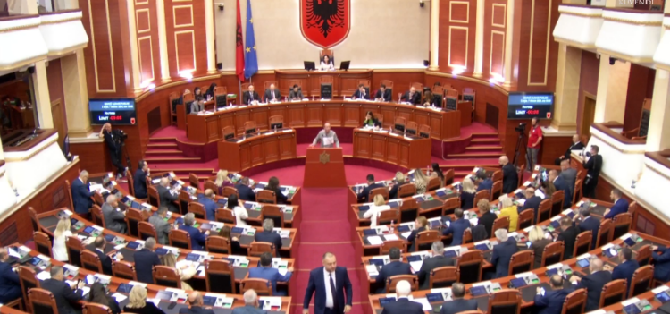 Sula shpërthen në Kuvend: Mumje e memeca, do hyni në rekodin Guiness me sjelljen që bëni