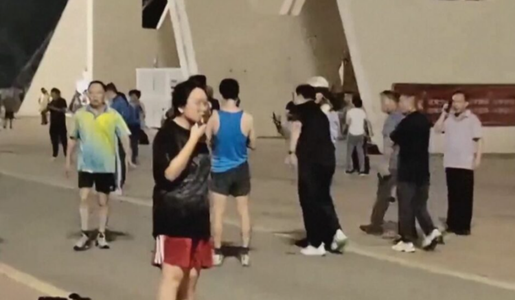 Makina merr përpara turmën, 35 të vdekur në Kinë