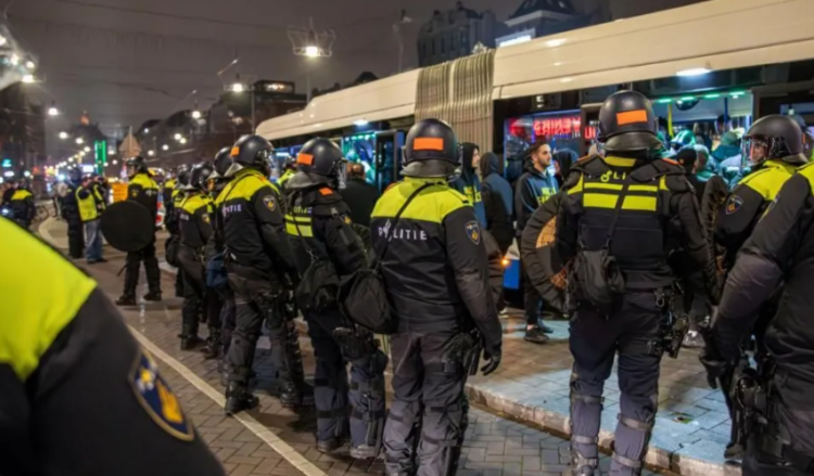 Dhuna ndaj tifozëve izraelitë, Netanjahu dërgon avionë në Holandë