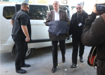 Beqaj mbërrin në Kuvend, mbulon sërish prangat në duart