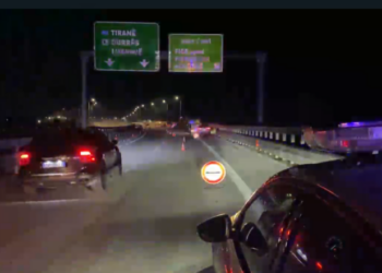 Trajleri përmbyset në “bypass”-in e Fierit