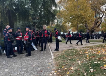 Protesta e opozitës kundër buxhetit, Policia ‘blindon’ Parlamentin