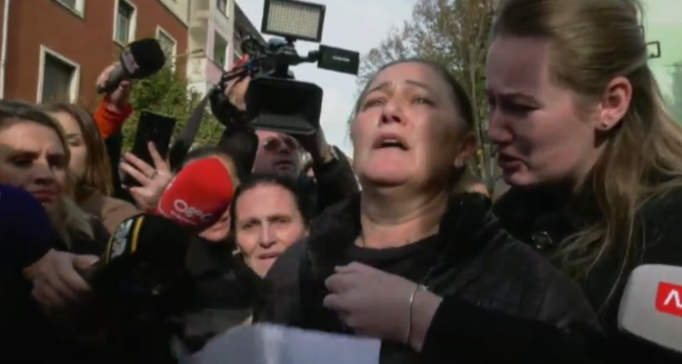 Protesta te Ministria e Arsimit/ Tezja e vogëlushit të vrarë humb ndjenjat: E çuam në shkollë dhe jo në luftë që të na e therin!