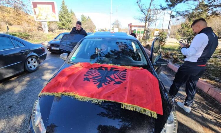 Me flamuj kuqezi dhe këngë patriotike, shqiptarët e Maqedonisë drejt Tiranës për Kombëtaren