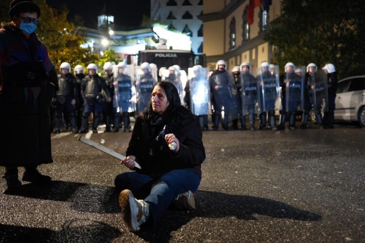 Terrori ndaj protestuesve/ Dy gra mes 5 të arrestuarve, në polici edhe kryetari i PD Dega 5 Tiranë