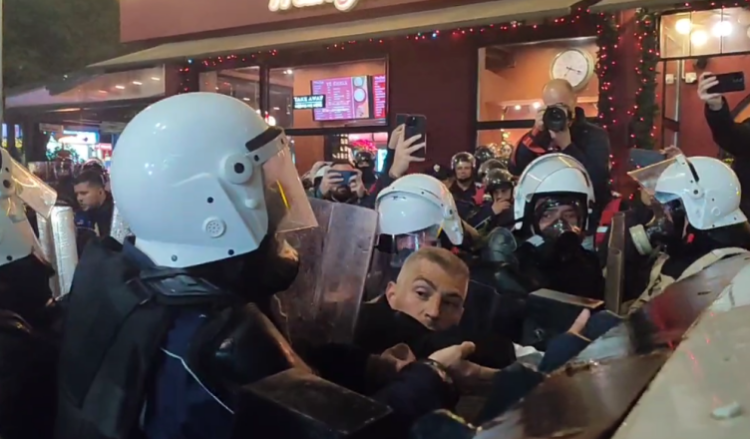 “Mos e prek me dorë…!” Nallbati bllokon me trup autobotin me ujë, policët e sulmojnë me gaz